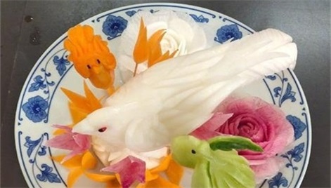 白萝卜变艺术品，北京巧手公交乘务员会雕花
