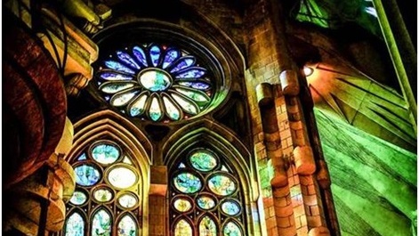 为什么教堂玻璃花窗都是五颜六色，这里为你揭